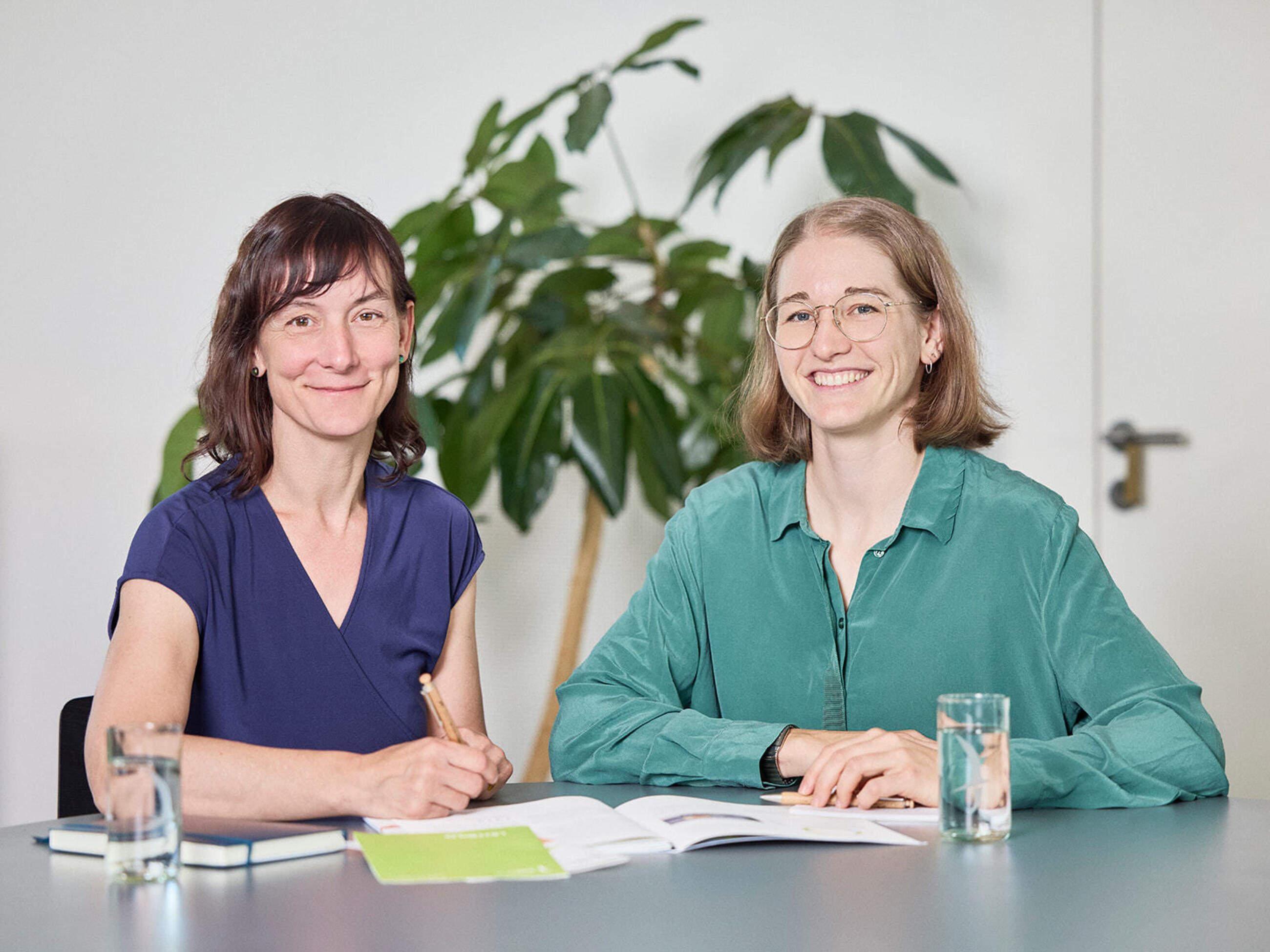 <p>Katrin Wohlwend (links) und Isabelle Vieli (rechts) haben den Nachhaltigkeitsbericht 2025 verfasst. (Foto: Wolf Fotografie)</p>